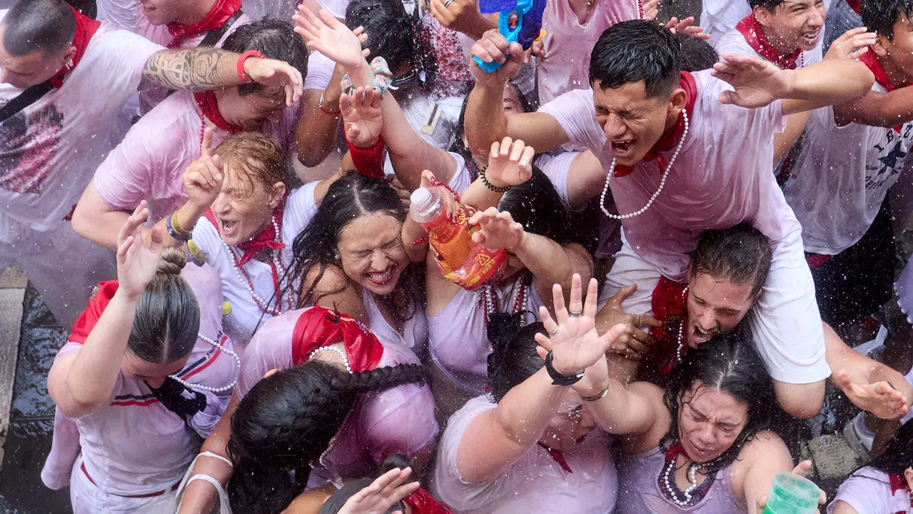 Ambiente por las calles de Pamplona en los momentos posteriores al Chupinazo que ha dado el inicio a las Fiestas de San Fermín 2025. IÑIGO ALZUGARAY