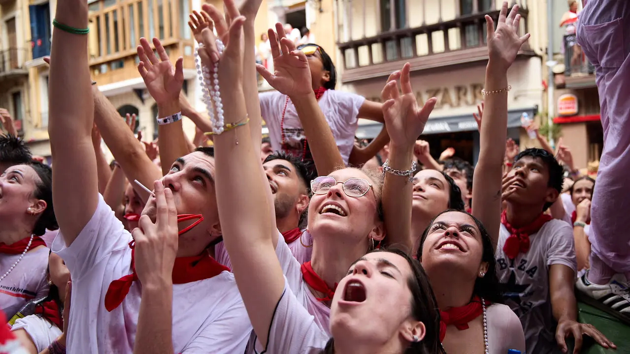 Ambiente por las calles de Pamplona en los momentos posteriores al Chupinazo que ha dado el inicio a las Fiestas de San Fermín 2025. IÑIGO ALZUGARAY