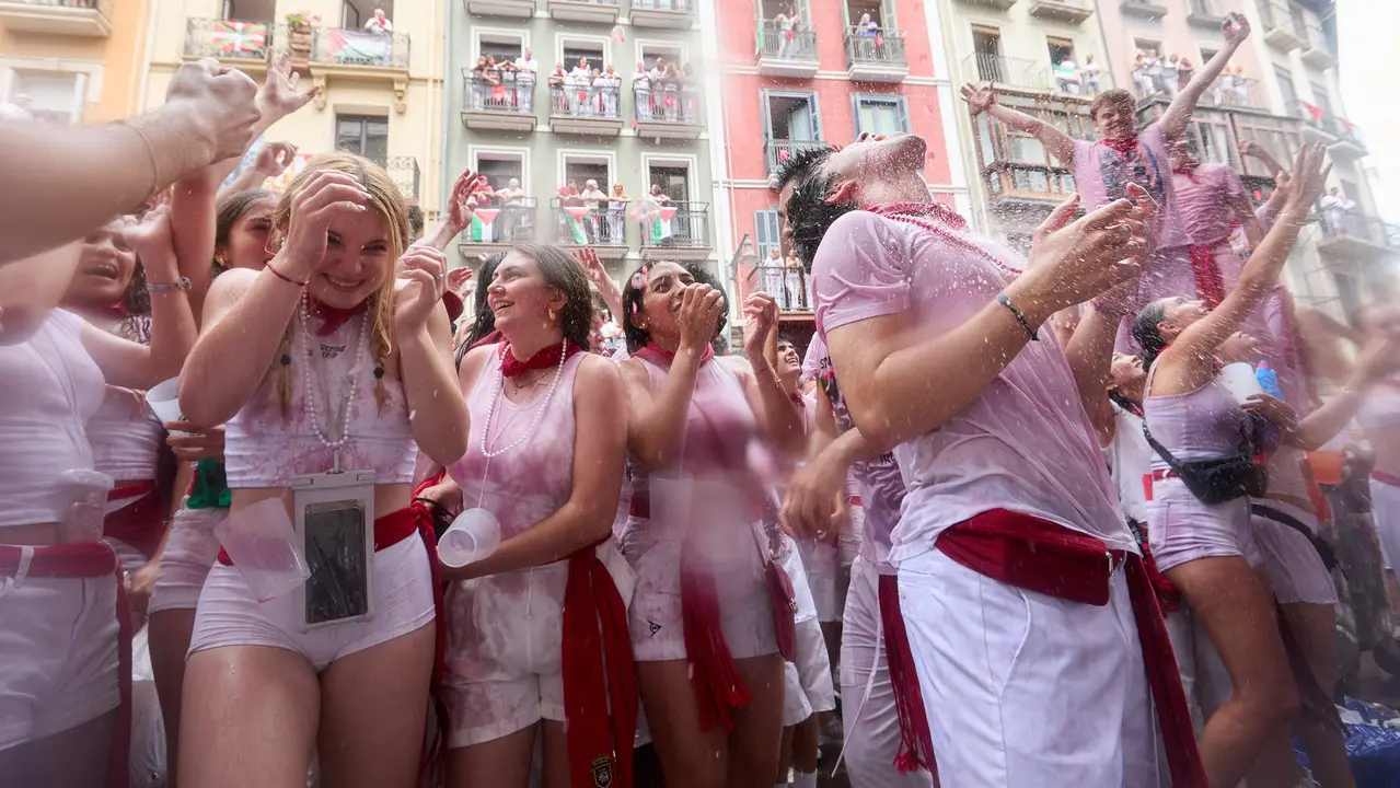 Ambiente por las calles de Pamplona en los momentos posteriores al Chupinazo que ha dado el inicio a las Fiestas de San Fermín 2025. IÑIGO ALZUGARAY