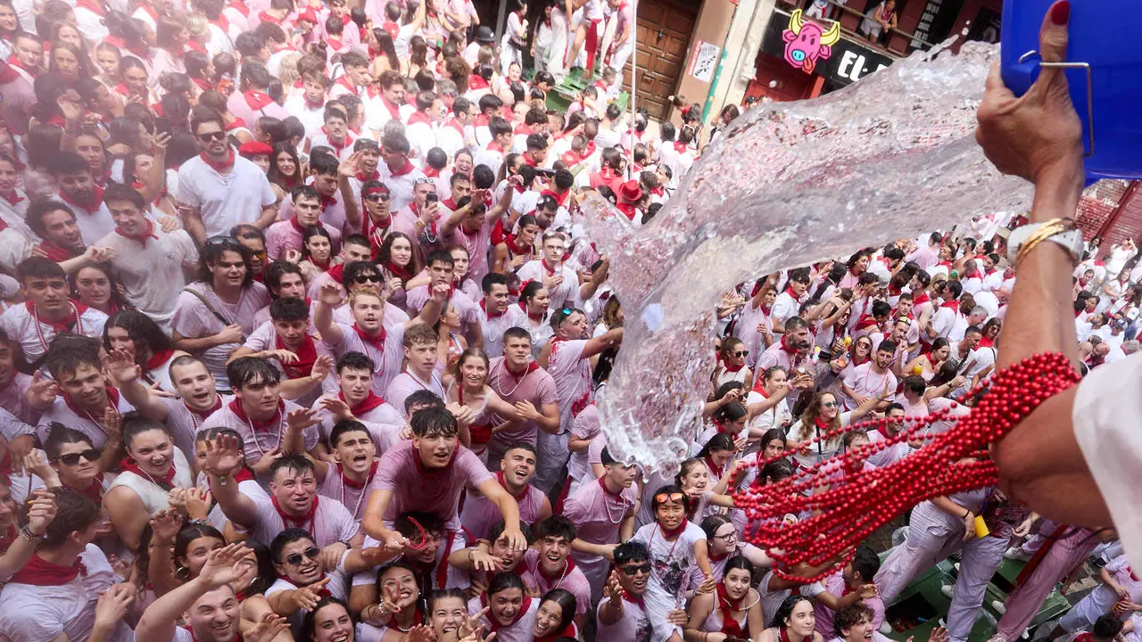 Ambiente por las calles de Pamplona en los momentos posteriores al Chupinazo que ha dado el inicio a las Fiestas de San Fermín 2025. IÑIGO ALZUGARAY