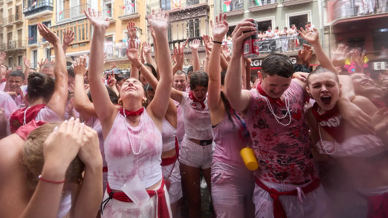 Ambiente por las calles de Pamplona en los momentos posteriores al Chupinazo que ha dado el inicio a las Fiestas de San Fermín 2025. IÑIGO ALZUGARAY