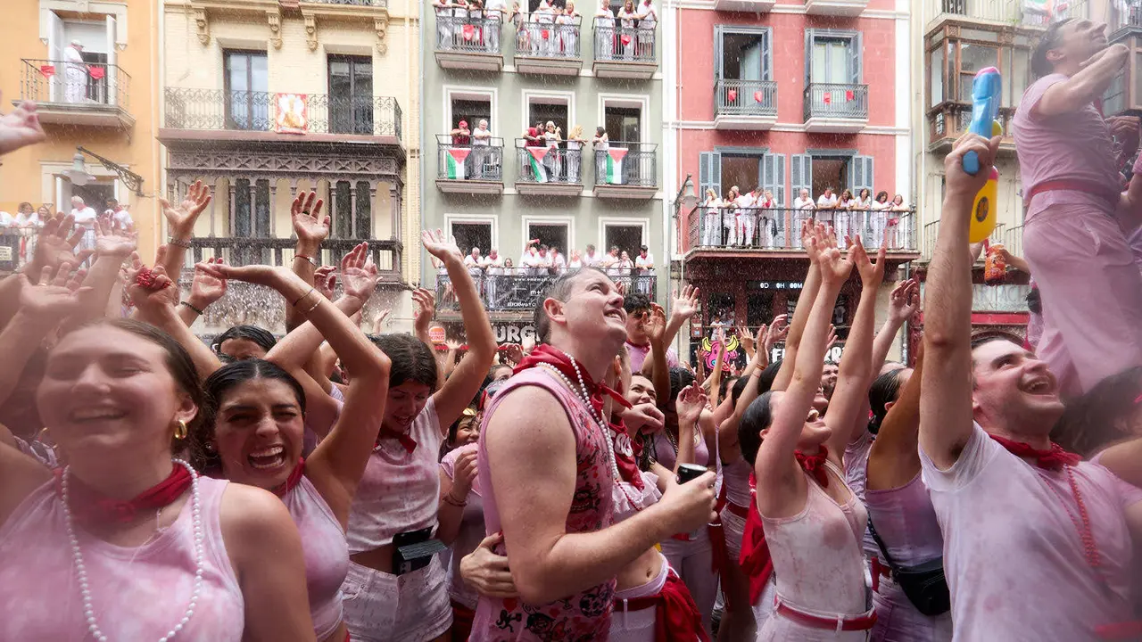 Ambiente por las calles de Pamplona en los momentos posteriores al Chupinazo que ha dado el inicio a las Fiestas de San Fermín 2025. IÑIGO ALZUGARAY