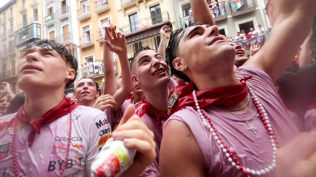 Ambiente por las calles de Pamplona en los momentos posteriores al Chupinazo que ha dado el inicio a las Fiestas de San Fermín 2025. IÑIGO ALZUGARAY