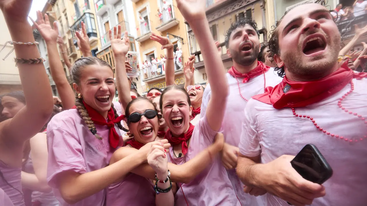 Ambiente por las calles de Pamplona en los momentos posteriores al Chupinazo que ha dado el inicio a las Fiestas de San Fermín 2025. IÑIGO ALZUGARAY