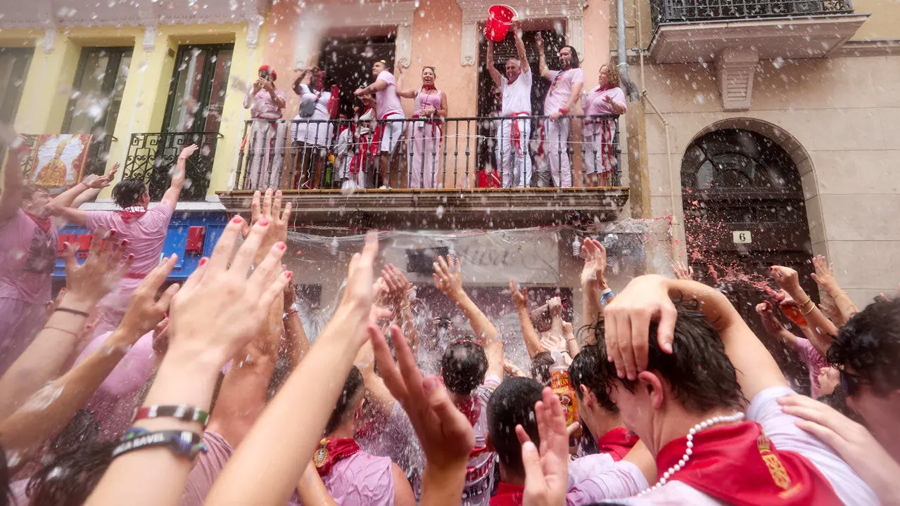 Ambiente por las calles de Pamplona en los momentos posteriores al Chupinazo que ha dado el inicio a las Fiestas de San Fermín 2025. IÑIGO ALZUGARAY