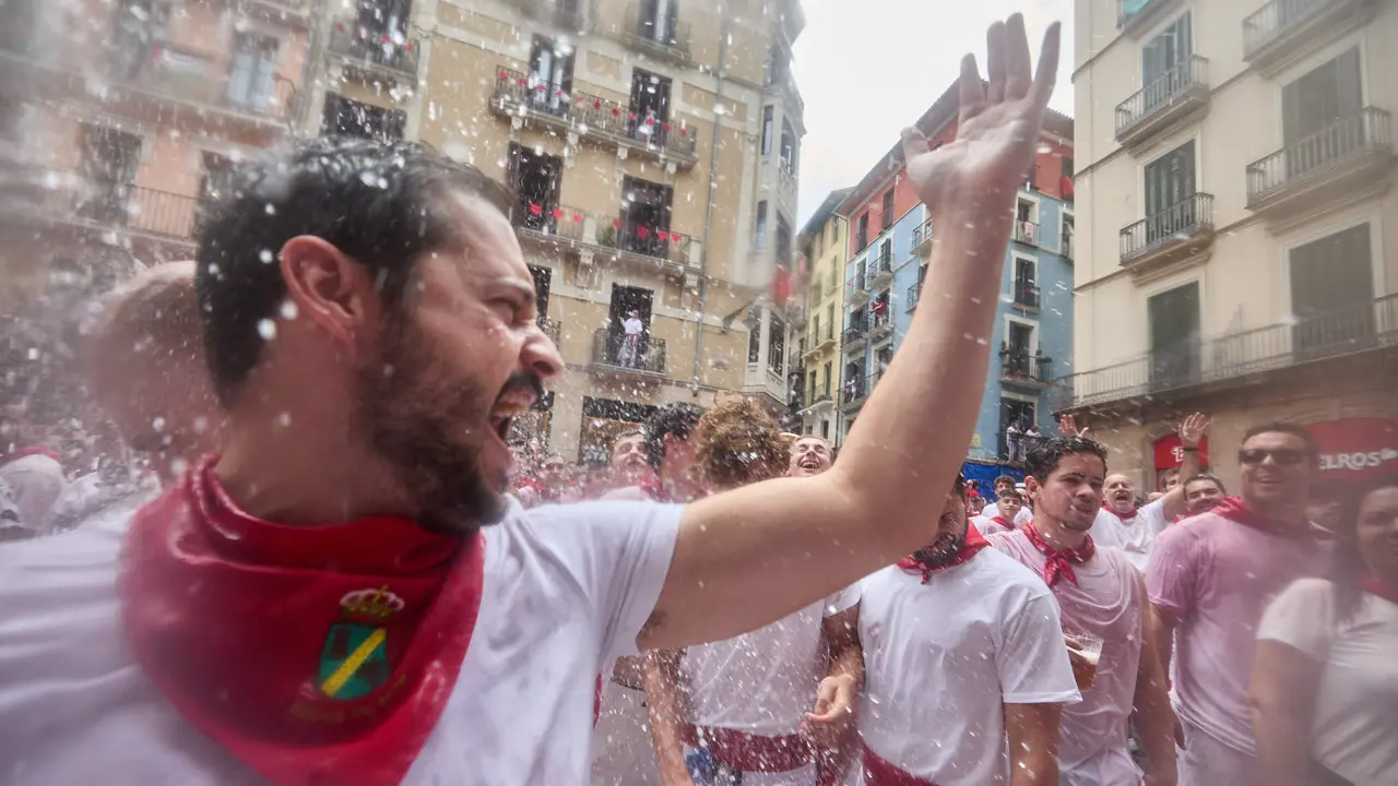 Ambiente por las calles de Pamplona en los momentos posteriores al Chupinazo que ha dado el inicio a las Fiestas de San Fermín 2025. IÑIGO ALZUGARAY