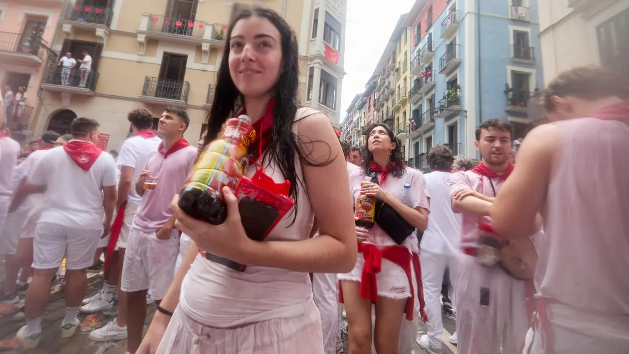 Ambiente por las calles de Pamplona en los momentos posteriores al Chupinazo que ha dado el inicio a las Fiestas de San Fermín 2025. IÑIGO ALZUGARAY