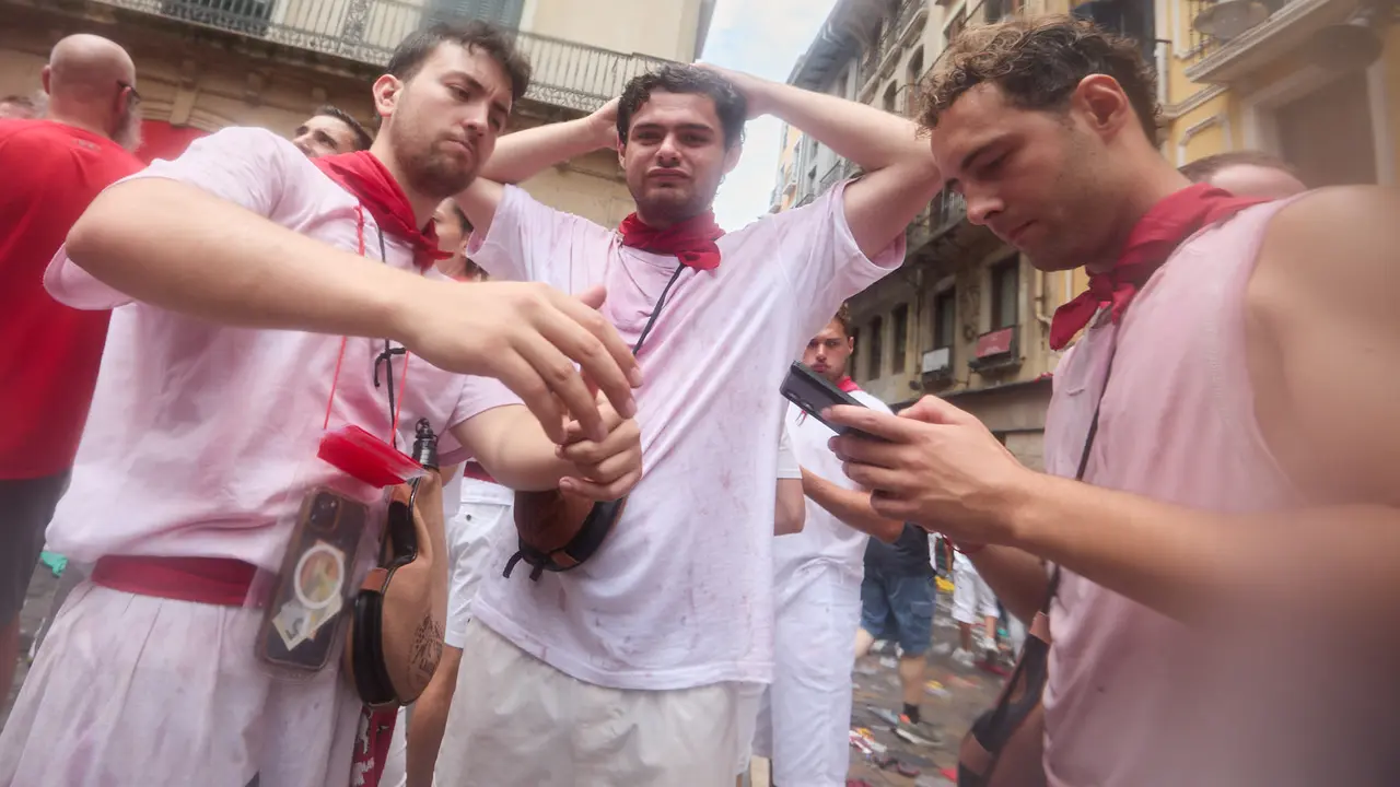 Ambiente por las calles de Pamplona en los momentos posteriores al Chupinazo que ha dado el inicio a las Fiestas de San Fermín 2025. IÑIGO ALZUGARAY