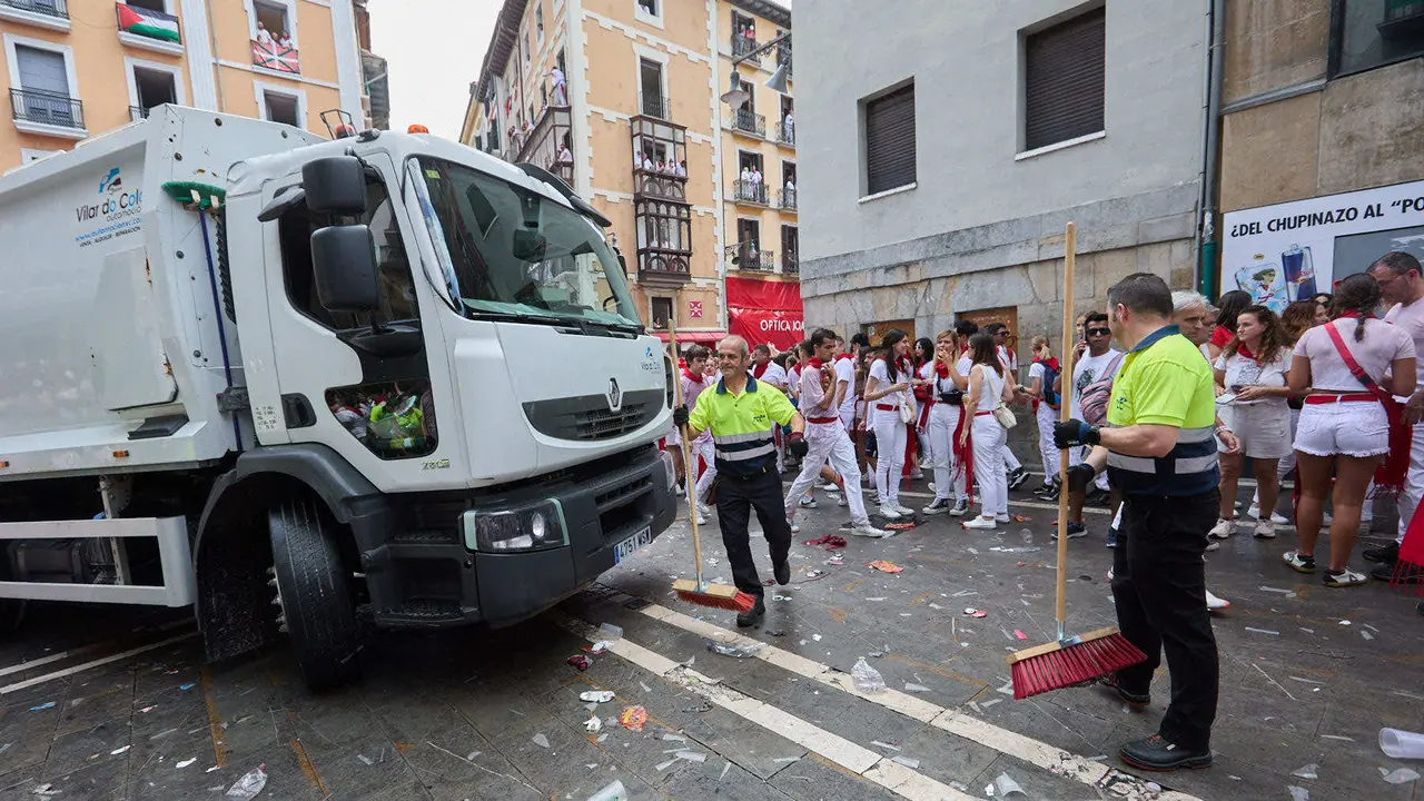 Los servicios de limpieza trabajan por las calles de Pamplona en los momentos posteriores al Chupinazo que ha dado el inicio a las Fiestas de San Fermín 2025. IÑIGO ALZUGARAY