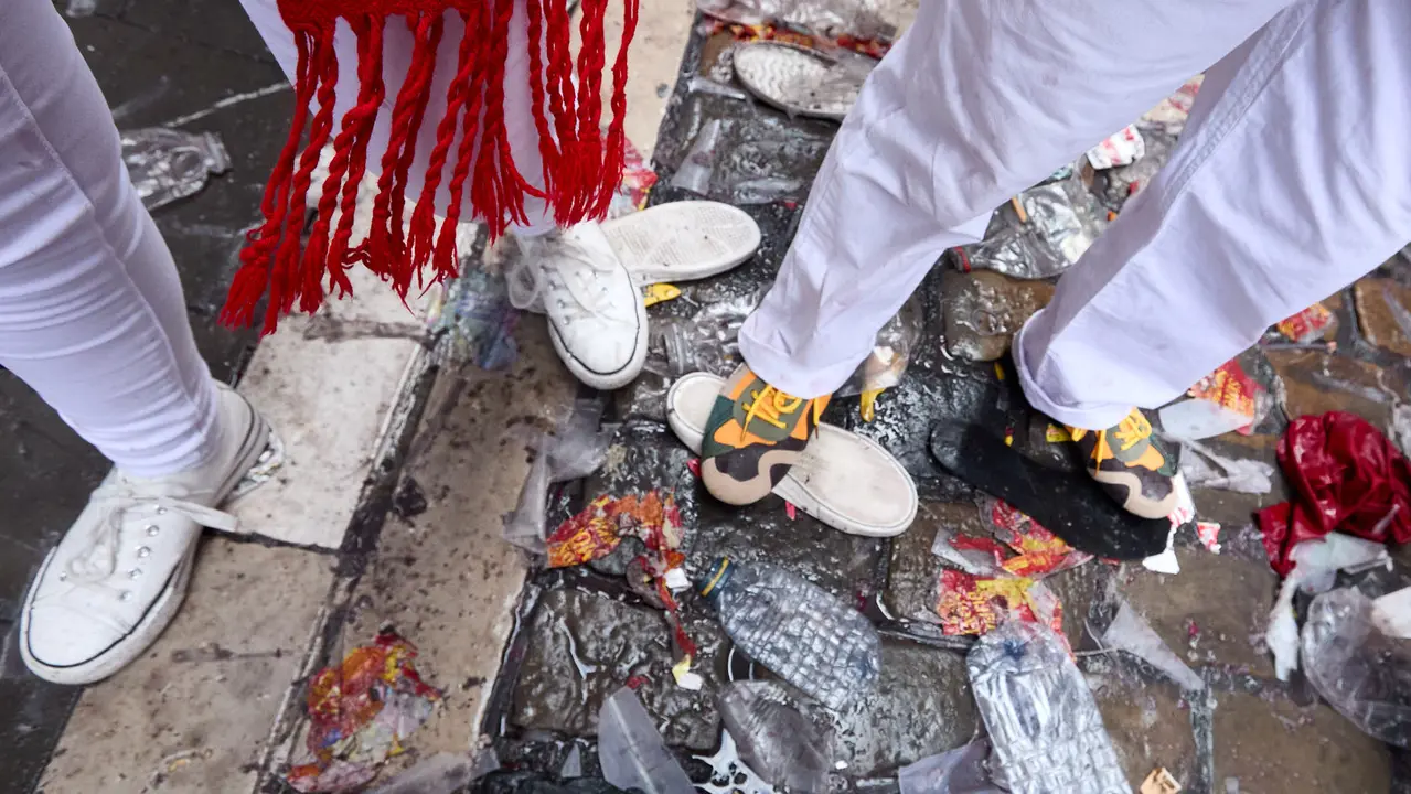 Los servicios de limpieza trabajan por las calles de Pamplona en los momentos posteriores al Chupinazo que ha dado el inicio a las Fiestas de San Fermín 2025. IÑIGO ALZUGARAY
