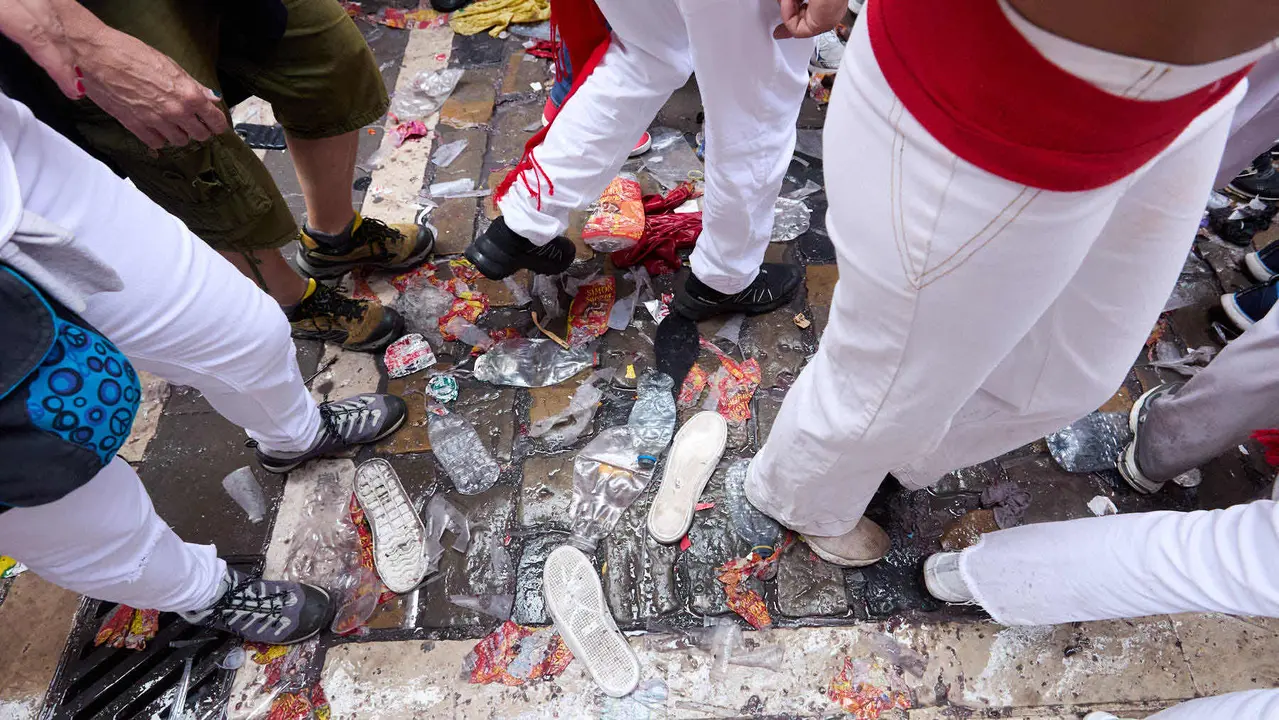 Los servicios de limpieza trabajan por las calles de Pamplona en los momentos posteriores al Chupinazo que ha dado el inicio a las Fiestas de San Fermín 2025. IÑIGO ALZUGARAY