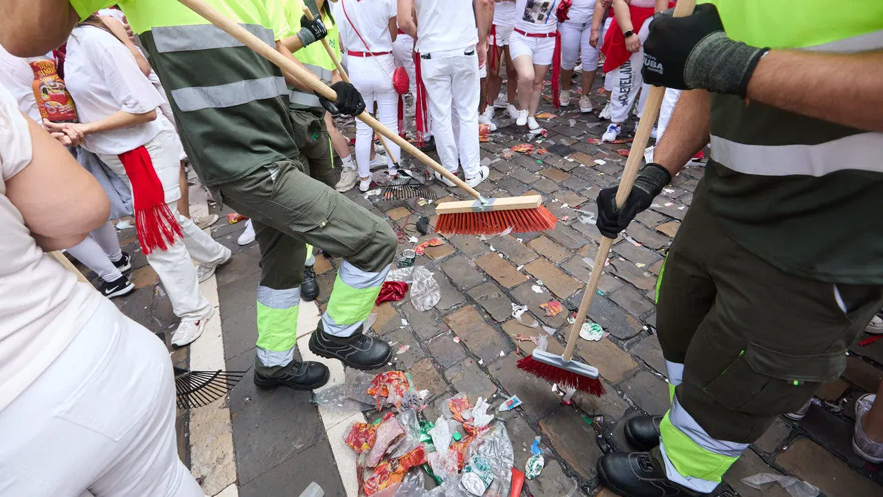 Los servicios de limpieza trabajan por las calles de Pamplona en los momentos posteriores al Chupinazo que ha dado el inicio a las Fiestas de San Fermín 2025. IÑIGO ALZUGARAY