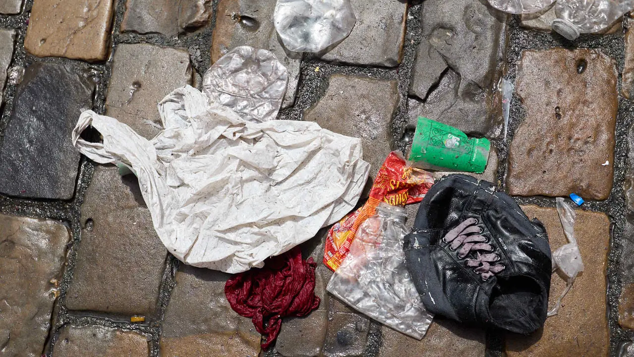 Los servicios de limpieza trabajan por las calles de Pamplona en los momentos posteriores al Chupinazo que ha dado el inicio a las Fiestas de San Fermín 2025. IÑIGO ALZUGARAY