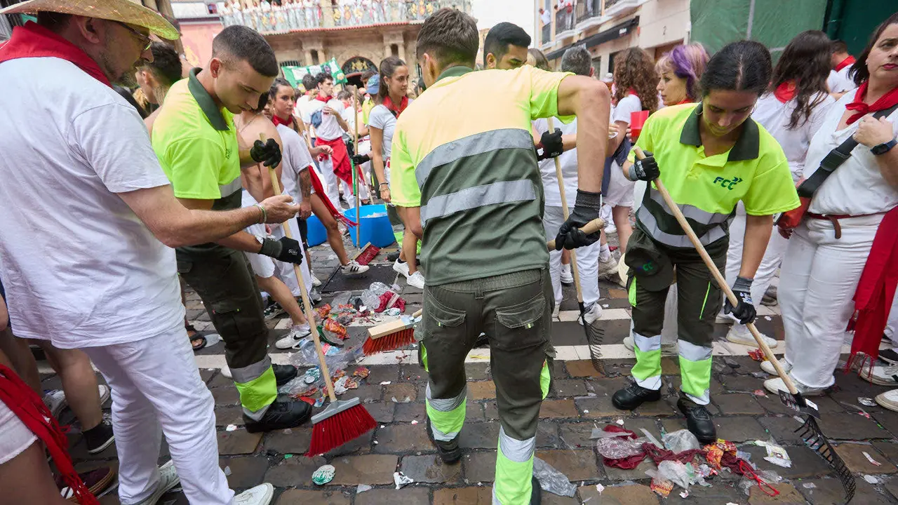 Los servicios de limpieza trabajan por las calles de Pamplona en los momentos posteriores al Chupinazo que ha dado el inicio a las Fiestas de San Fermín 2025. IÑIGO ALZUGARAY