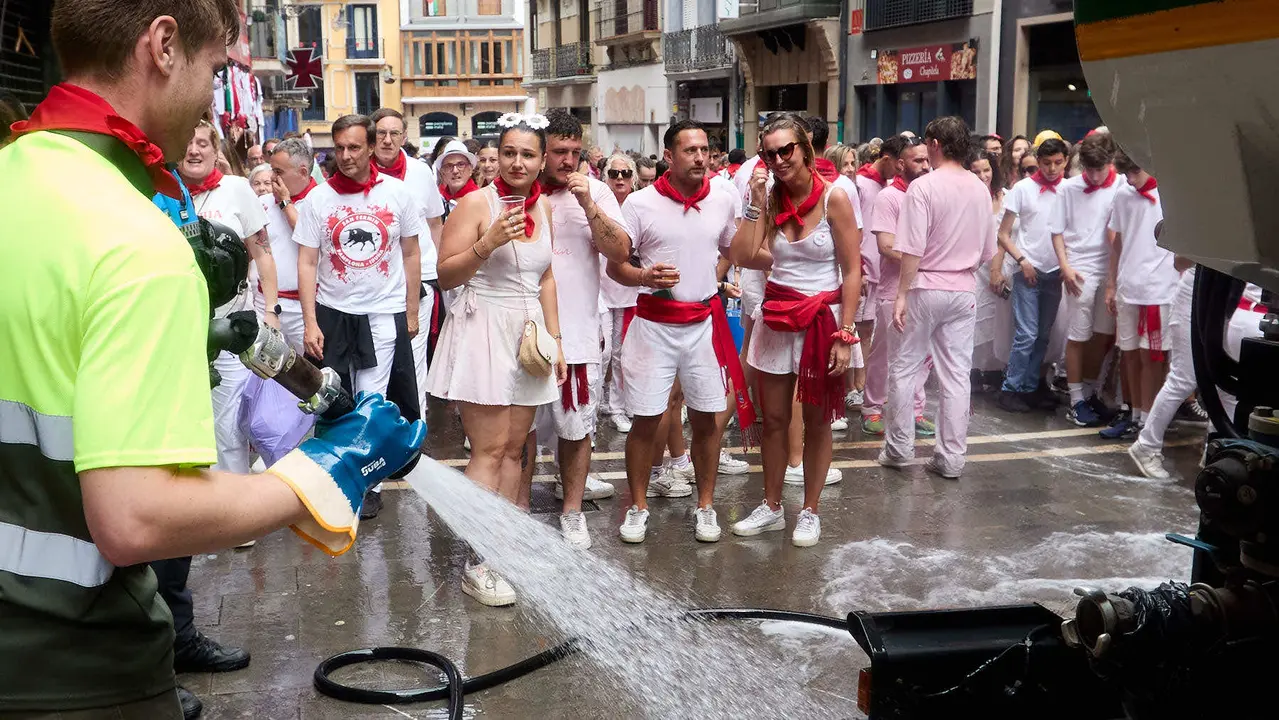 Los servicios de limpieza trabajan por las calles de Pamplona en los momentos posteriores al Chupinazo que ha dado el inicio a las Fiestas de San Fermín 2025. IÑIGO ALZUGARAY