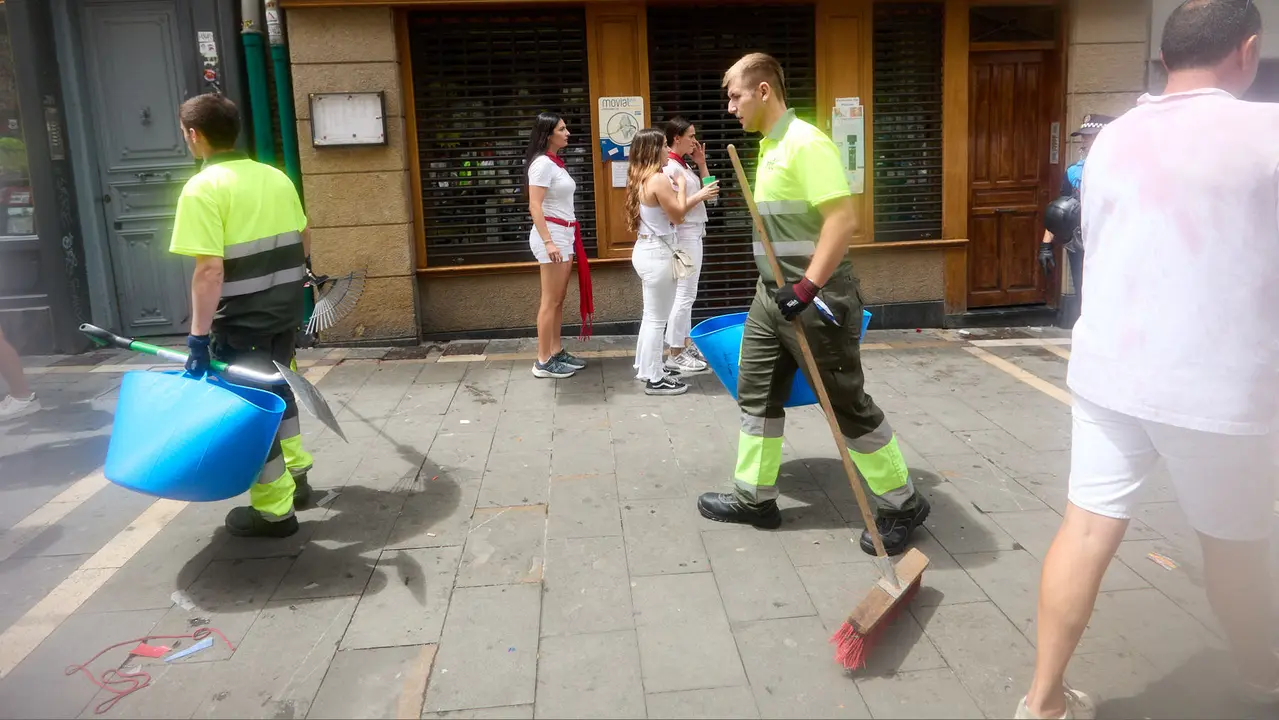 Los servicios de limpieza trabajan por las calles de Pamplona en los momentos posteriores al Chupinazo que ha dado el inicio a las Fiestas de San Fermín 2025. IÑIGO ALZUGARAY
