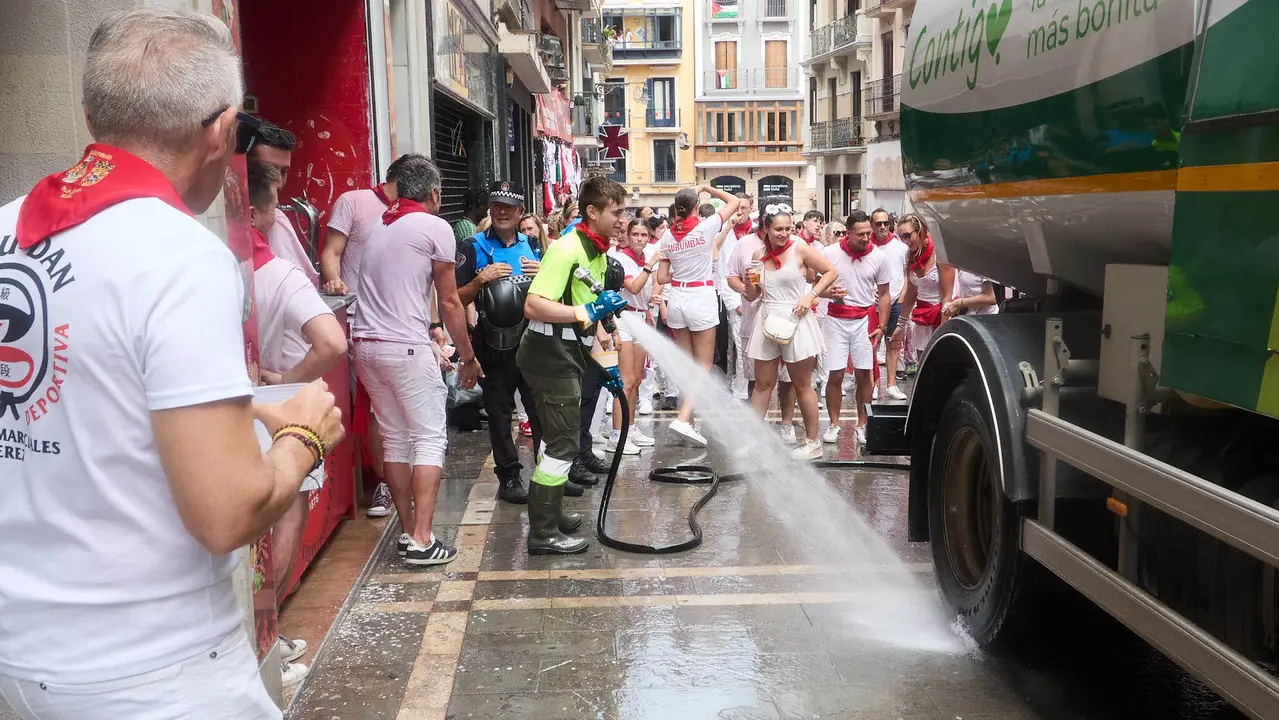Los servicios de limpieza trabajan por las calles de Pamplona en los momentos posteriores al Chupinazo que ha dado el inicio a las Fiestas de San Fermín 2025. IÑIGO ALZUGARAY