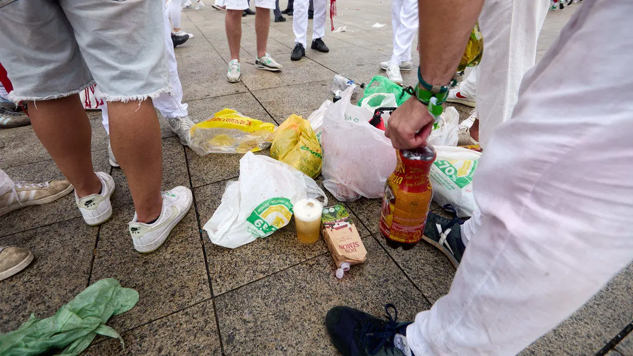 Los servicios de limpieza trabajan por las calles de Pamplona en los momentos posteriores al Chupinazo que ha dado el inicio a las Fiestas de San Fermín 2025. IÑIGO ALZUGARAY