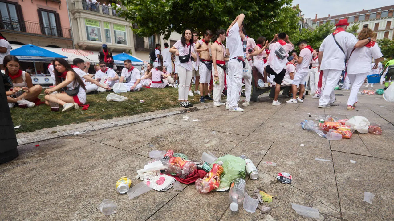 Los servicios de limpieza trabajan por las calles de Pamplona en los momentos posteriores al Chupinazo que ha dado el inicio a las Fiestas de San Fermín 2025. IÑIGO ALZUGARAY
