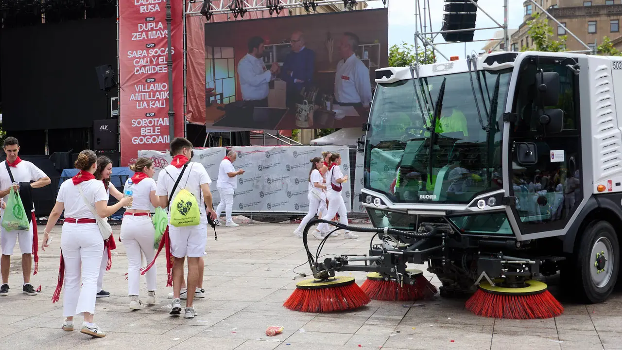 Los servicios de limpieza trabajan por las calles de Pamplona en los momentos posteriores al Chupinazo que ha dado el inicio a las Fiestas de San Fermín 2025. IÑIGO ALZUGARAY