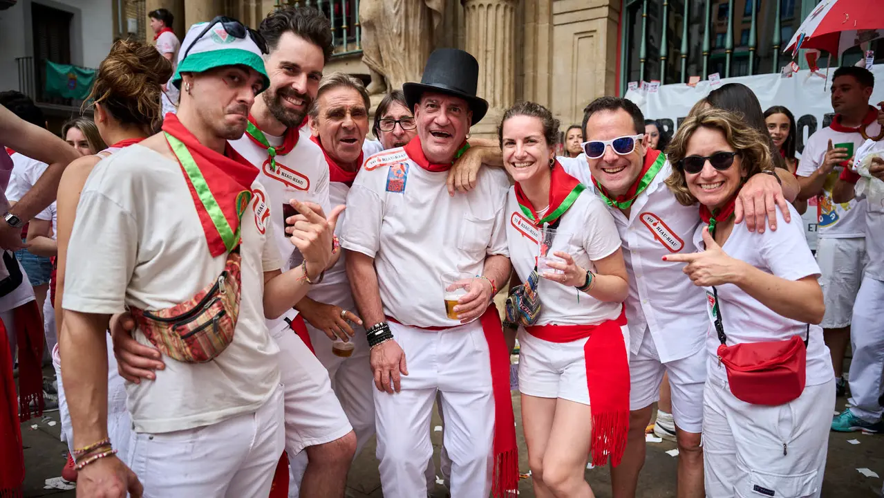 Miles de personas participan en el tradicional Riau Riau desde el Ayuntamiento de Pamplona hasta San Lorenzo durante San Fermín 2025. PABLO LASAOSA