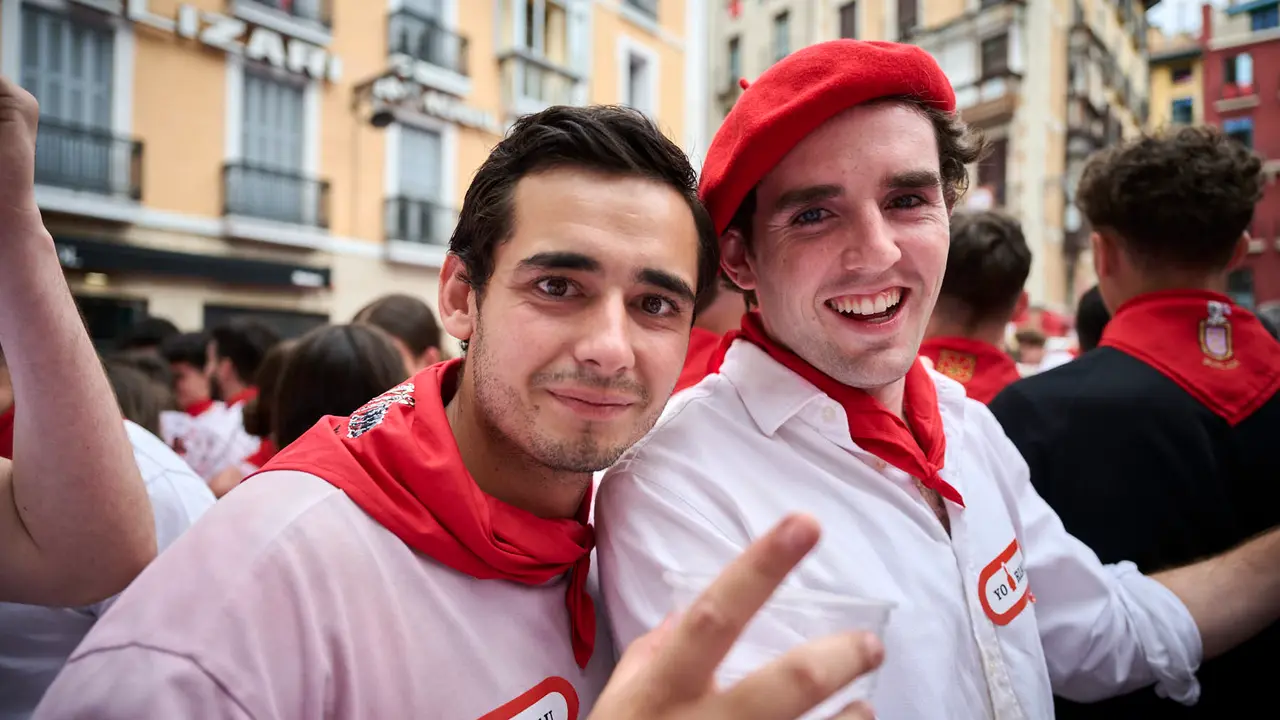 Miles de personas participan en el tradicional Riau Riau desde el Ayuntamiento de Pamplona hasta San Lorenzo durante San Fermín 2025. PABLO LASAOSA