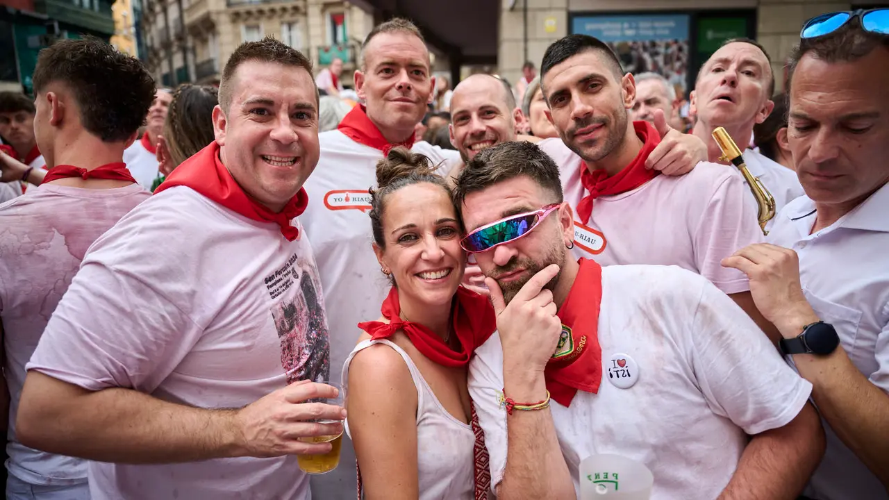 Miles de personas participan en el tradicional Riau Riau desde el Ayuntamiento de Pamplona hasta San Lorenzo durante San Fermín 2025. PABLO LASAOSA