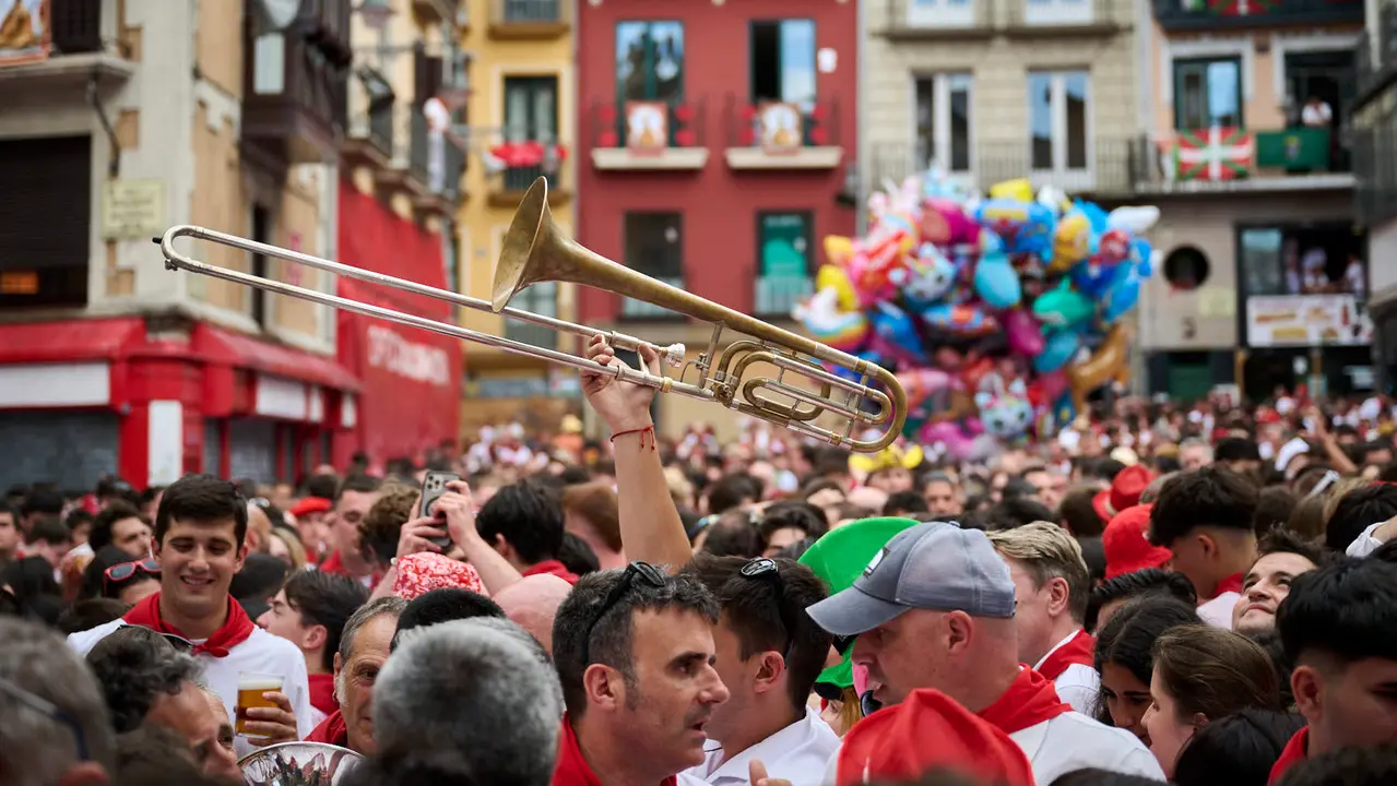 Miles de personas participan en el tradicional Riau Riau desde el Ayuntamiento de Pamplona hasta San Lorenzo durante San Fermín 2025. PABLO LASAOSA