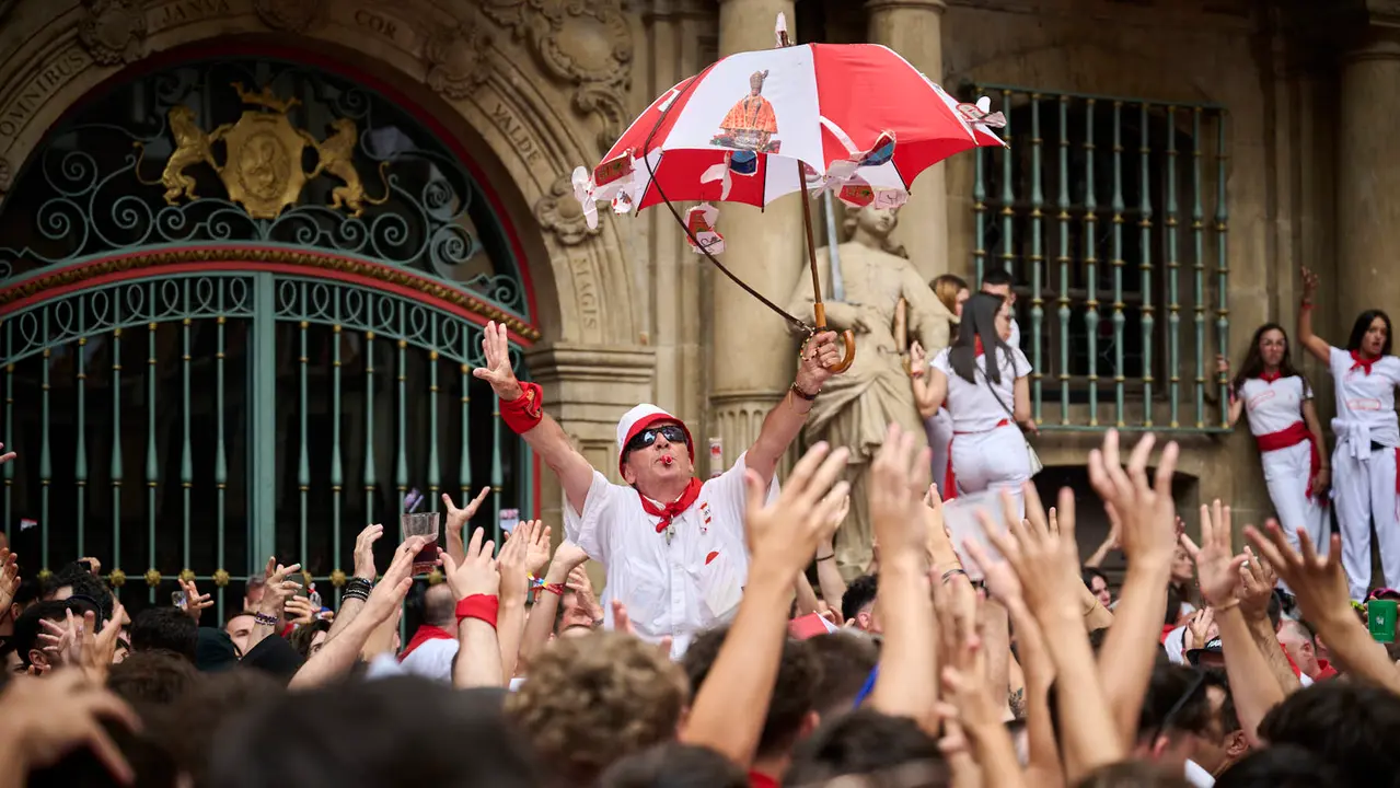 Miles de personas participan en el tradicional Riau Riau desde el Ayuntamiento de Pamplona hasta San Lorenzo durante San Fermín 2025. PABLO LASAOSA
