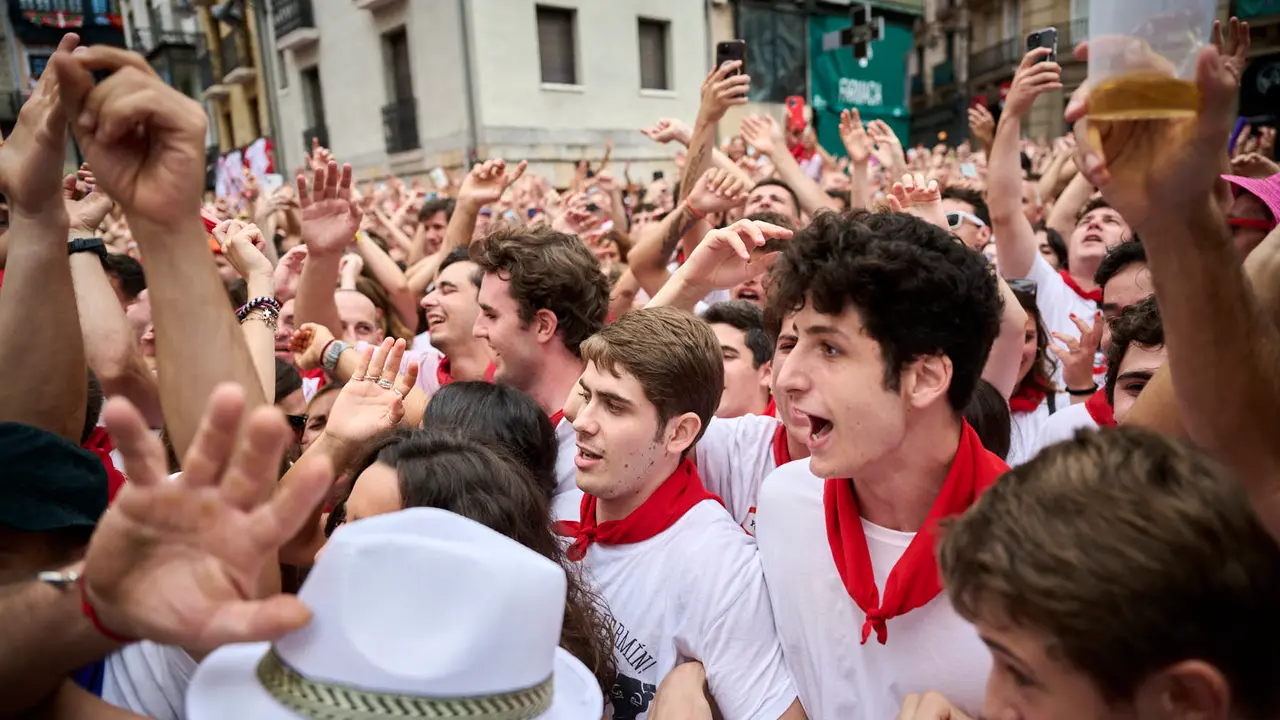 Miles de personas participan en el tradicional Riau Riau desde el Ayuntamiento de Pamplona hasta San Lorenzo durante San Fermín 2025. PABLO LASAOSA