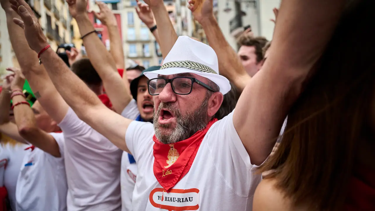 Miles de personas participan en el tradicional Riau Riau desde el Ayuntamiento de Pamplona hasta San Lorenzo durante San Fermín 2025. PABLO LASAOSA