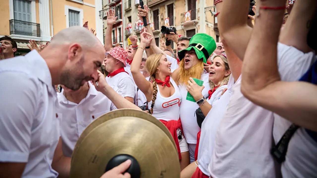 Miles de personas participan en el tradicional Riau Riau desde el Ayuntamiento de Pamplona hasta San Lorenzo durante San Fermín 2025. PABLO LASAOSA