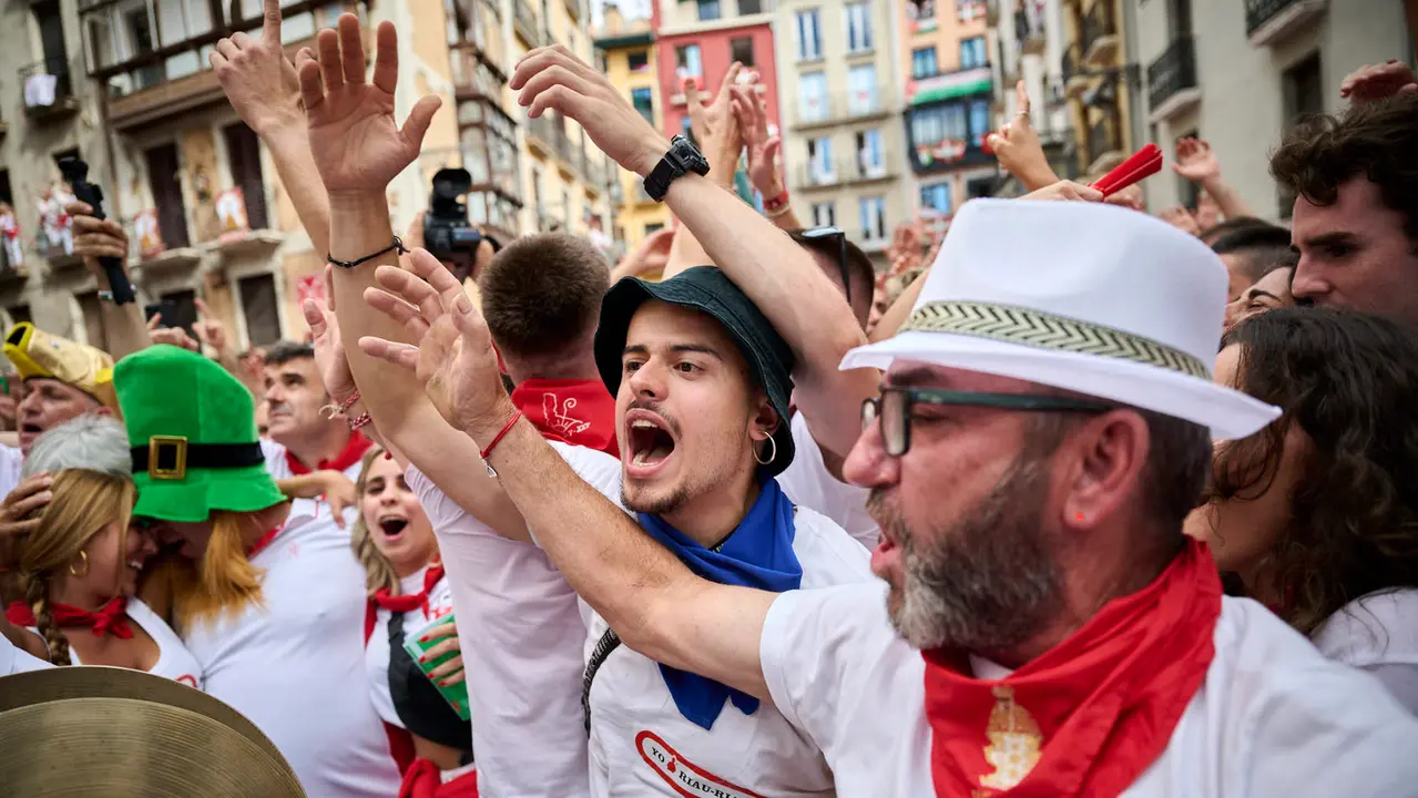 Miles de personas participan en el tradicional Riau Riau desde el Ayuntamiento de Pamplona hasta San Lorenzo durante San Fermín 2025. PABLO LASAOSA