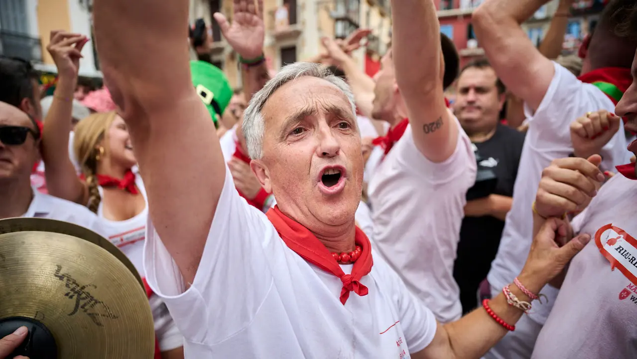 Miles de personas participan en el tradicional Riau Riau desde el Ayuntamiento de Pamplona hasta San Lorenzo durante San Fermín 2025. PABLO LASAOSA