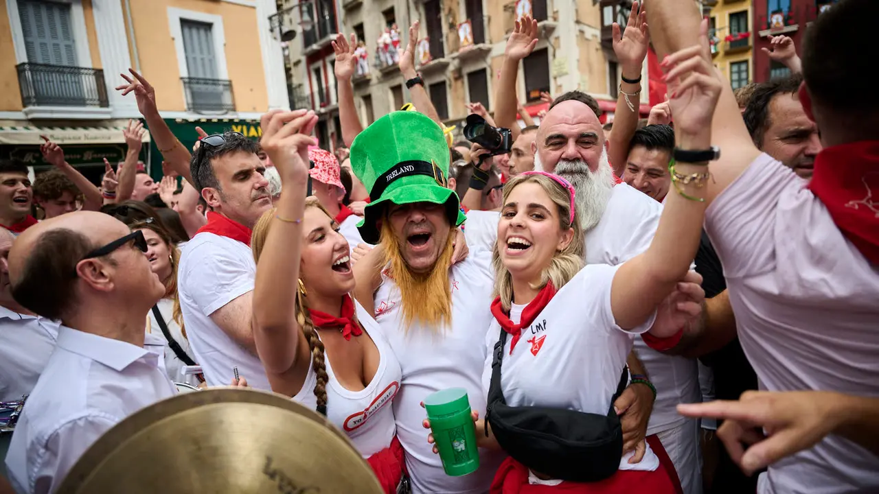 Miles de personas participan en el tradicional Riau Riau desde el Ayuntamiento de Pamplona hasta San Lorenzo durante San Fermín 2025. PABLO LASAOSA