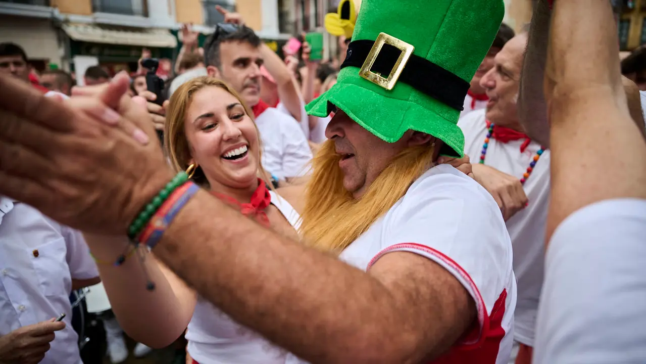 Miles de personas participan en el tradicional Riau Riau desde el Ayuntamiento de Pamplona hasta San Lorenzo durante San Fermín 2025. PABLO LASAOSA