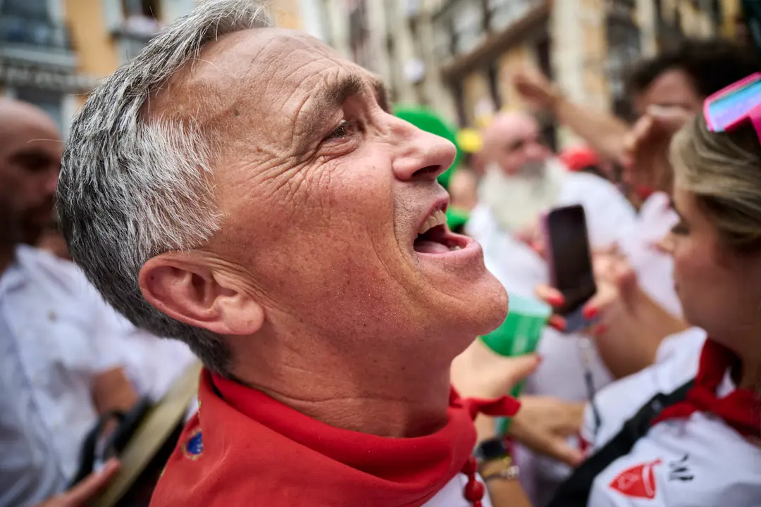 Miles de personas participan en el tradicional Riau Riau desde el Ayuntamiento de Pamplona hasta San Lorenzo durante San Fermín 2025. PABLO LASAOSA