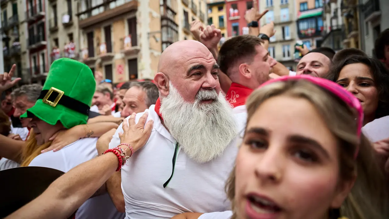 Miles de personas participan en el tradicional Riau Riau desde el Ayuntamiento de Pamplona hasta San Lorenzo durante San Fermín 2025. PABLO LASAOSA