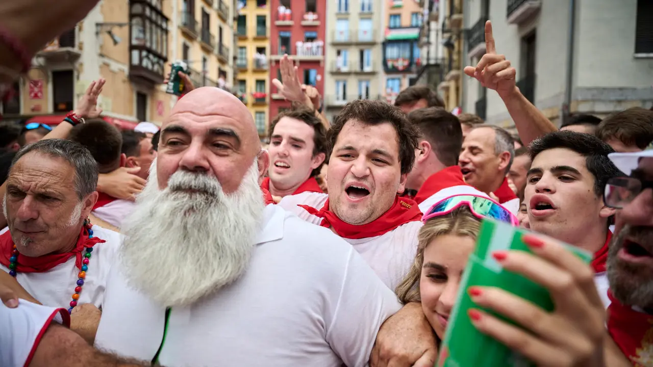 Miles de personas participan en el tradicional Riau Riau desde el Ayuntamiento de Pamplona hasta San Lorenzo durante San Fermín 2025. PABLO LASAOSA