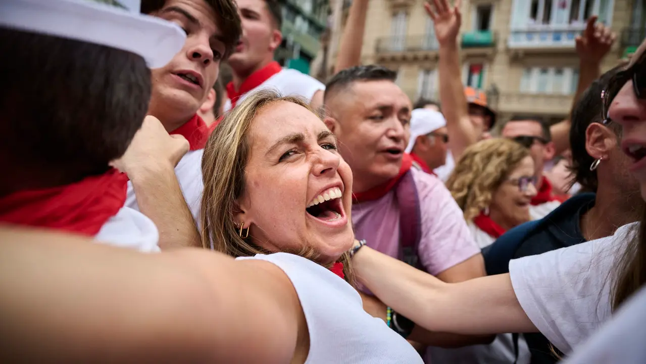 Miles de personas participan en el tradicional Riau Riau desde el Ayuntamiento de Pamplona hasta San Lorenzo durante San Fermín 2025. PABLO LASAOSA