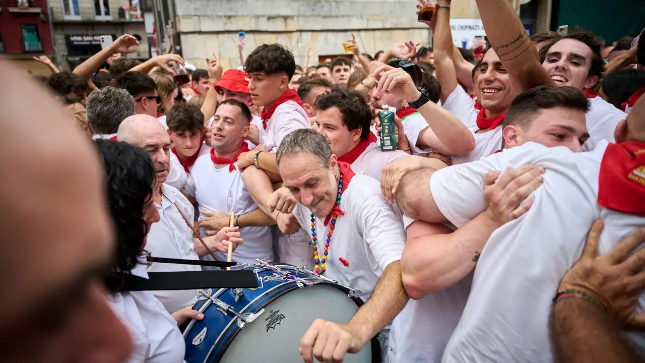 Miles de personas participan en el tradicional Riau Riau desde el Ayuntamiento de Pamplona hasta San Lorenzo durante San Fermín 2025. PABLO LASAOSA