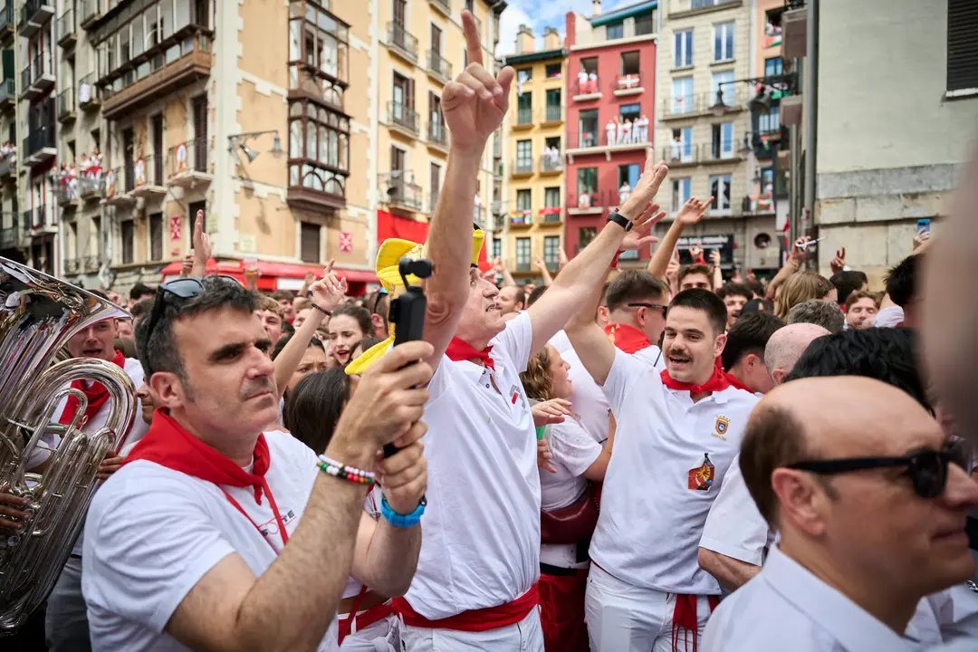Miles de personas participan en el tradicional Riau Riau desde el Ayuntamiento de Pamplona hasta San Lorenzo durante San Fermín 2025. PABLO LASAOSA