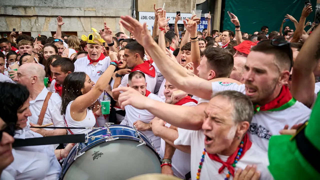 Miles de personas participan en el tradicional Riau Riau desde el Ayuntamiento de Pamplona hasta San Lorenzo durante San Fermín 2025. PABLO LASAOSA