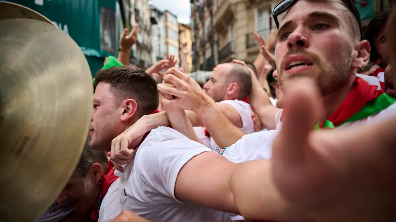 Miles de personas participan en el tradicional Riau Riau desde el Ayuntamiento de Pamplona hasta San Lorenzo durante San Fermín 2025. PABLO LASAOSA