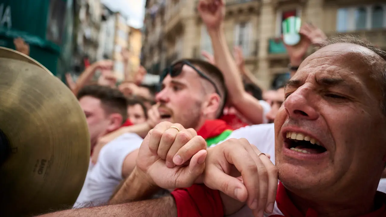 Miles de personas participan en el tradicional Riau Riau desde el Ayuntamiento de Pamplona hasta San Lorenzo durante San Fermín 2025. PABLO LASAOSA