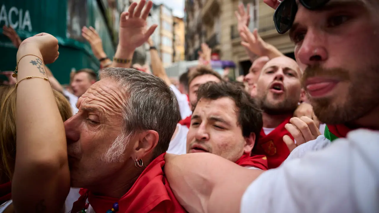 Miles de personas participan en el tradicional Riau Riau desde el Ayuntamiento de Pamplona hasta San Lorenzo durante San Fermín 2025. PABLO LASAOSA
