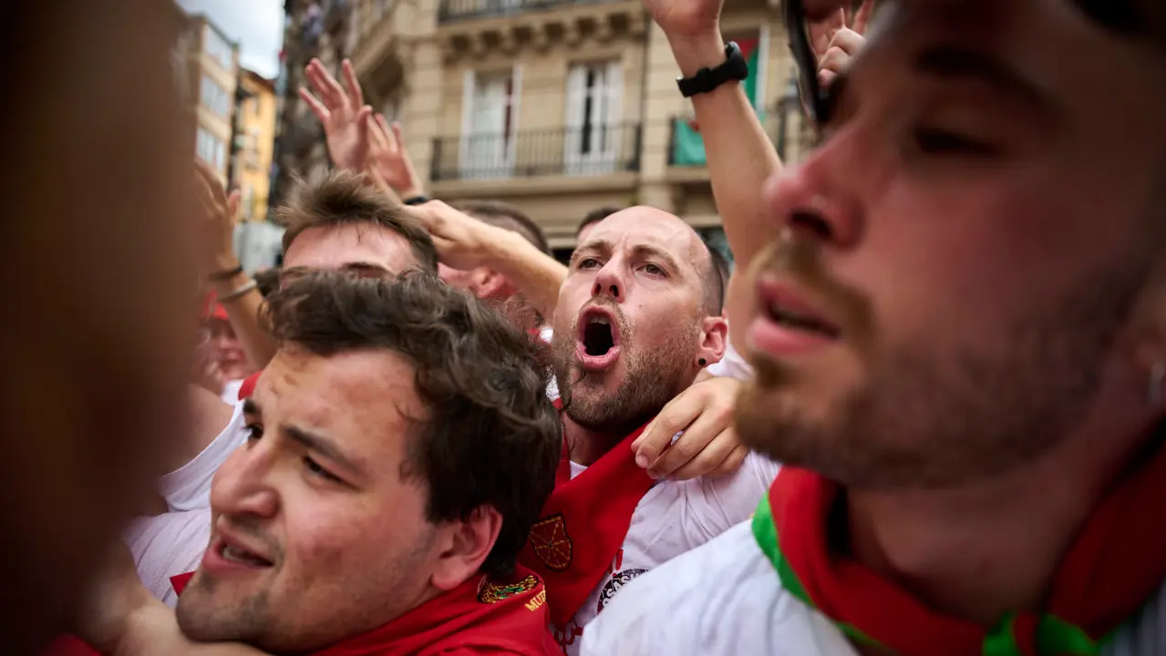 Miles de personas participan en el tradicional Riau Riau desde el Ayuntamiento de Pamplona hasta San Lorenzo durante San Fermín 2025. PABLO LASAOSA