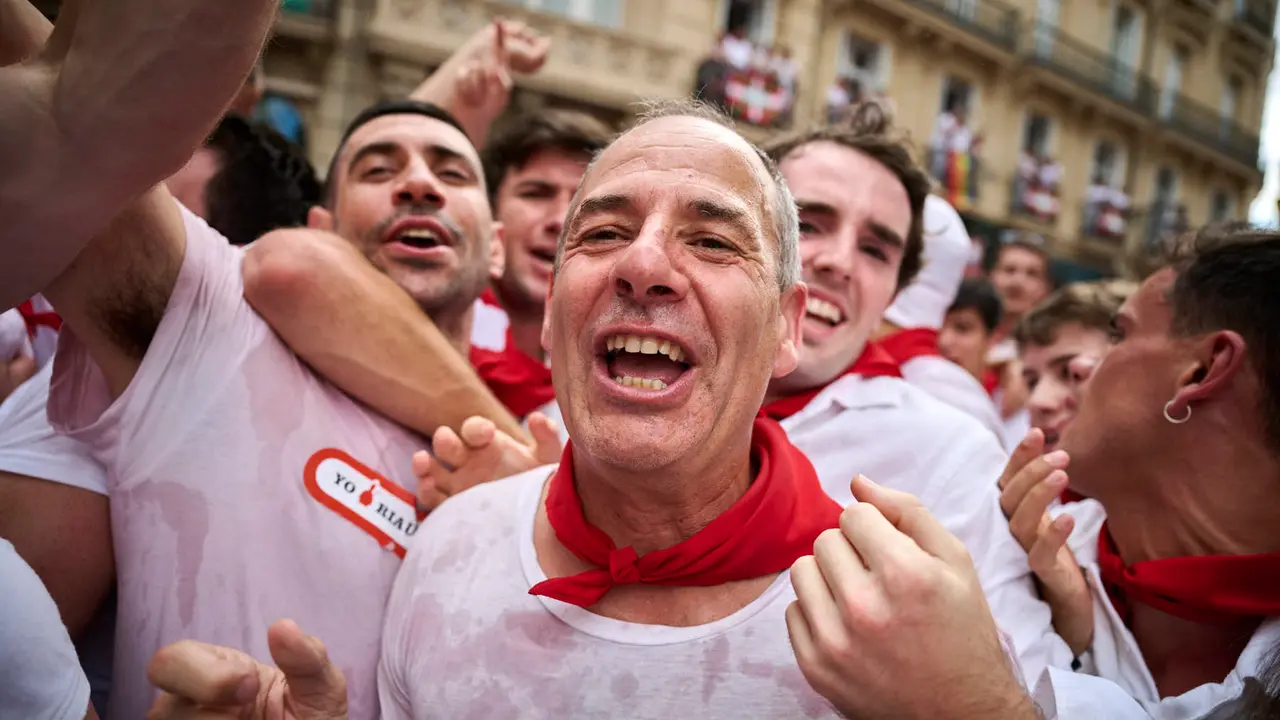 Miles de personas participan en el tradicional Riau Riau desde el Ayuntamiento de Pamplona hasta San Lorenzo durante San Fermín 2025. PABLO LASAOSA