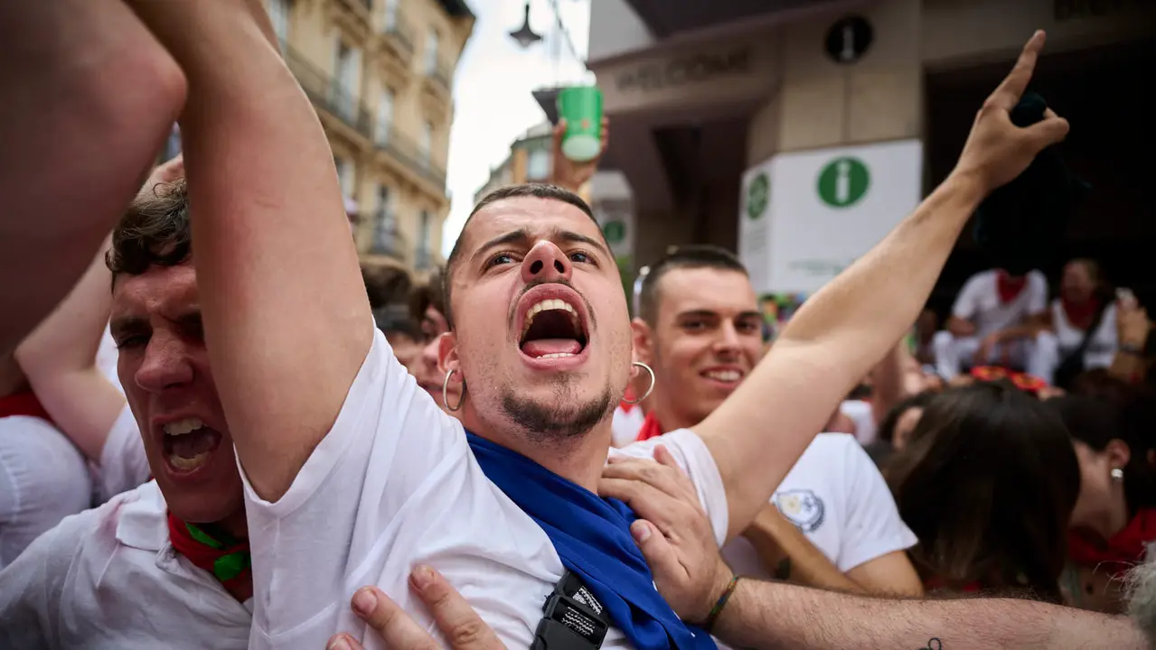 Miles de personas participan en el tradicional Riau Riau desde el Ayuntamiento de Pamplona hasta San Lorenzo durante San Fermín 2025. PABLO LASAOSA