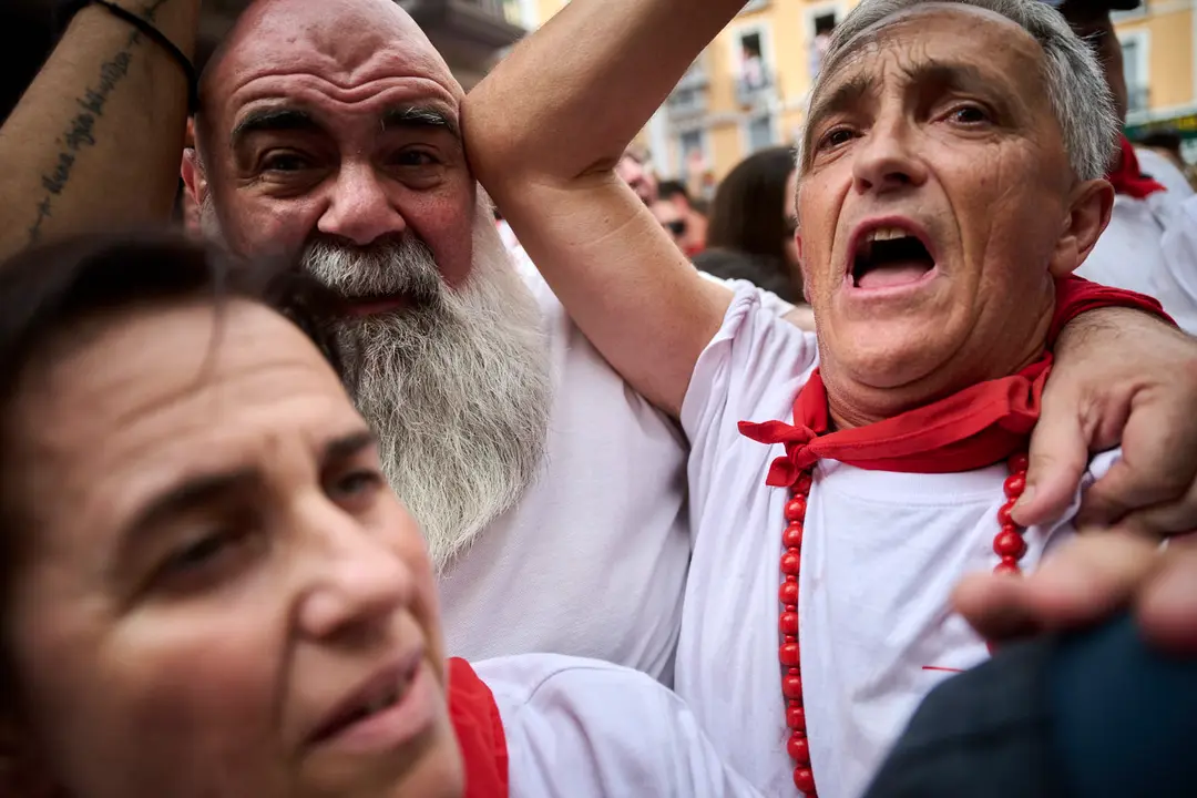 Miles de personas participan en el tradicional Riau Riau desde el Ayuntamiento de Pamplona hasta San Lorenzo durante San Fermín 2025. PABLO LASAOSA